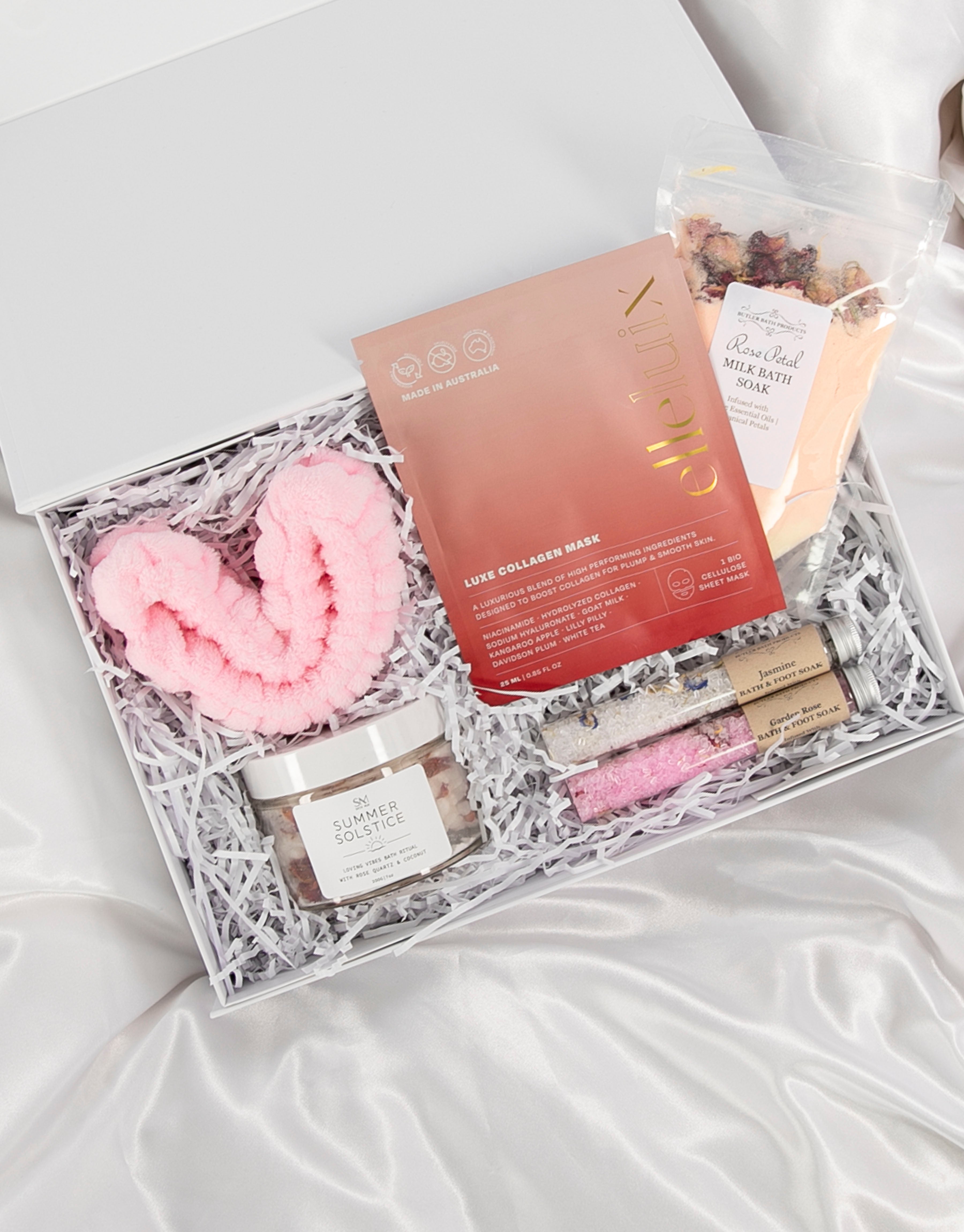 23Dreams Summer Solstice Beauty Box: - Summer Solstice Bath Salts- Rose Petal Milk Bath Soak - Luxe Collagen Mask - Garden Rose Bath Salt & Foot Soak Test Tube - Jasmine Bath Salt & Foot Soak Test Tube - Water Absorbent Cosmetic Microfiber Headband - Gift Box (optional personalisation) - Fairy lights (optional) - Dry flowers bouquet (optional) - Gift Card (optional)