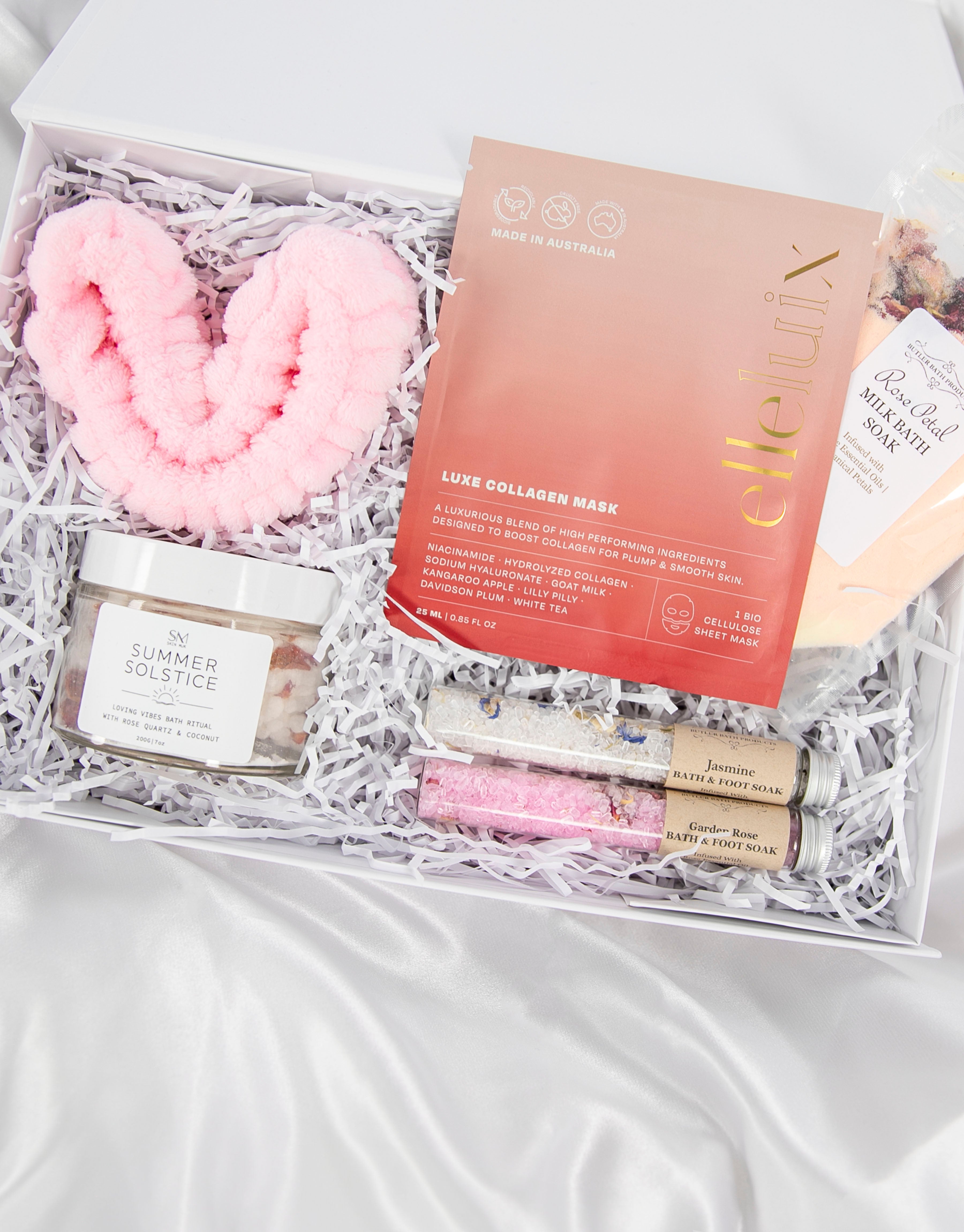 23Dreams Summer Solstice Beauty Box: - Summer Solstice Bath Salts- Rose Petal Milk Bath Soak - Luxe Collagen Mask - Garden Rose Bath Salt & Foot Soak Test Tube - Jasmine Bath Salt & Foot Soak Test Tube - Water Absorbent Cosmetic Microfiber Headband - Gift Box (optional personalisation) - Fairy lights (optional) - Dry flowers bouquet (optional) - Gift Card (optional)
