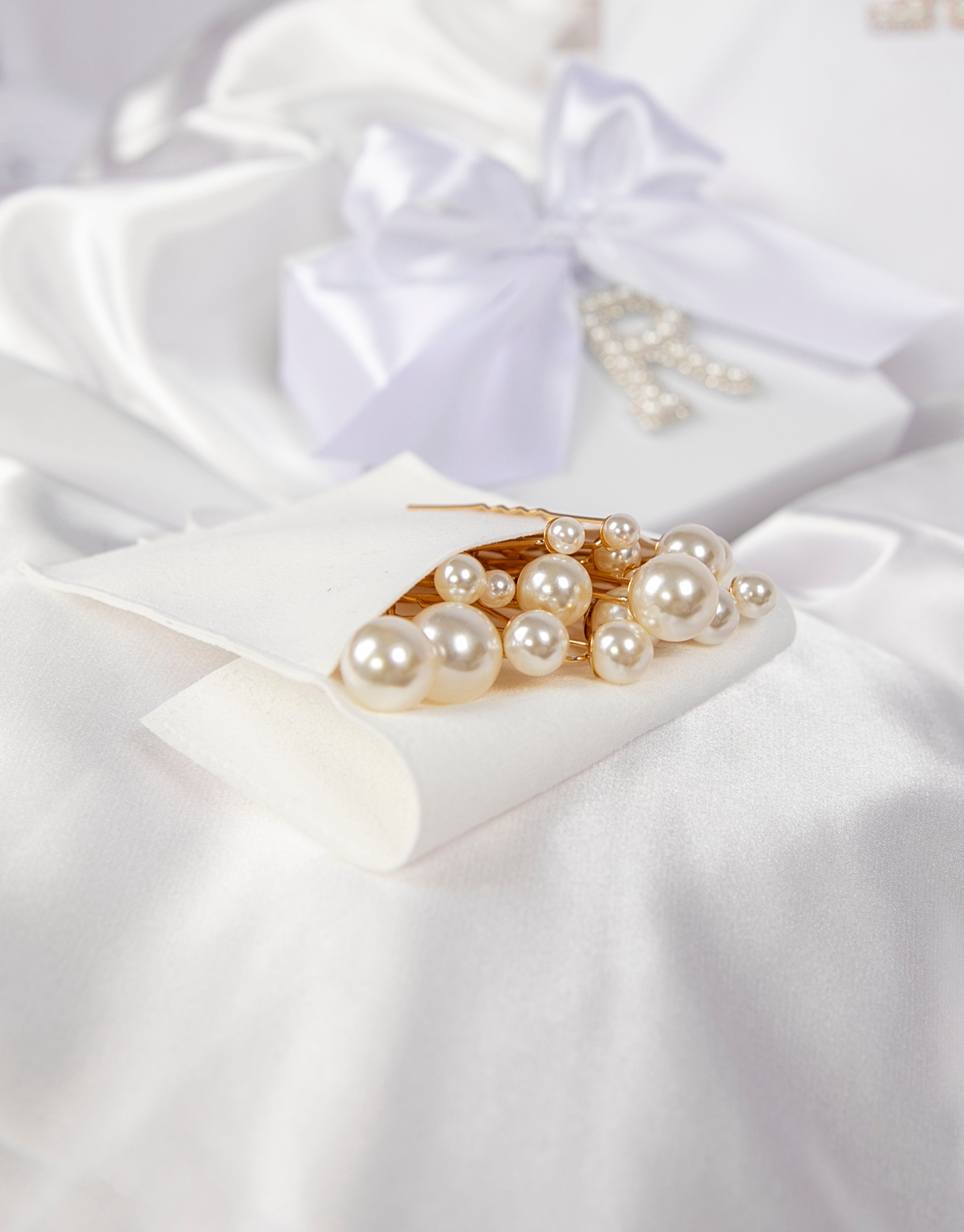 23Dreams Glamour Pearls Hair Pin Set - In Gold - 18 Pins: Elevate your bridal hairstyle with the exquisite glamour pearls hair pin set, radiating opulence and grace.