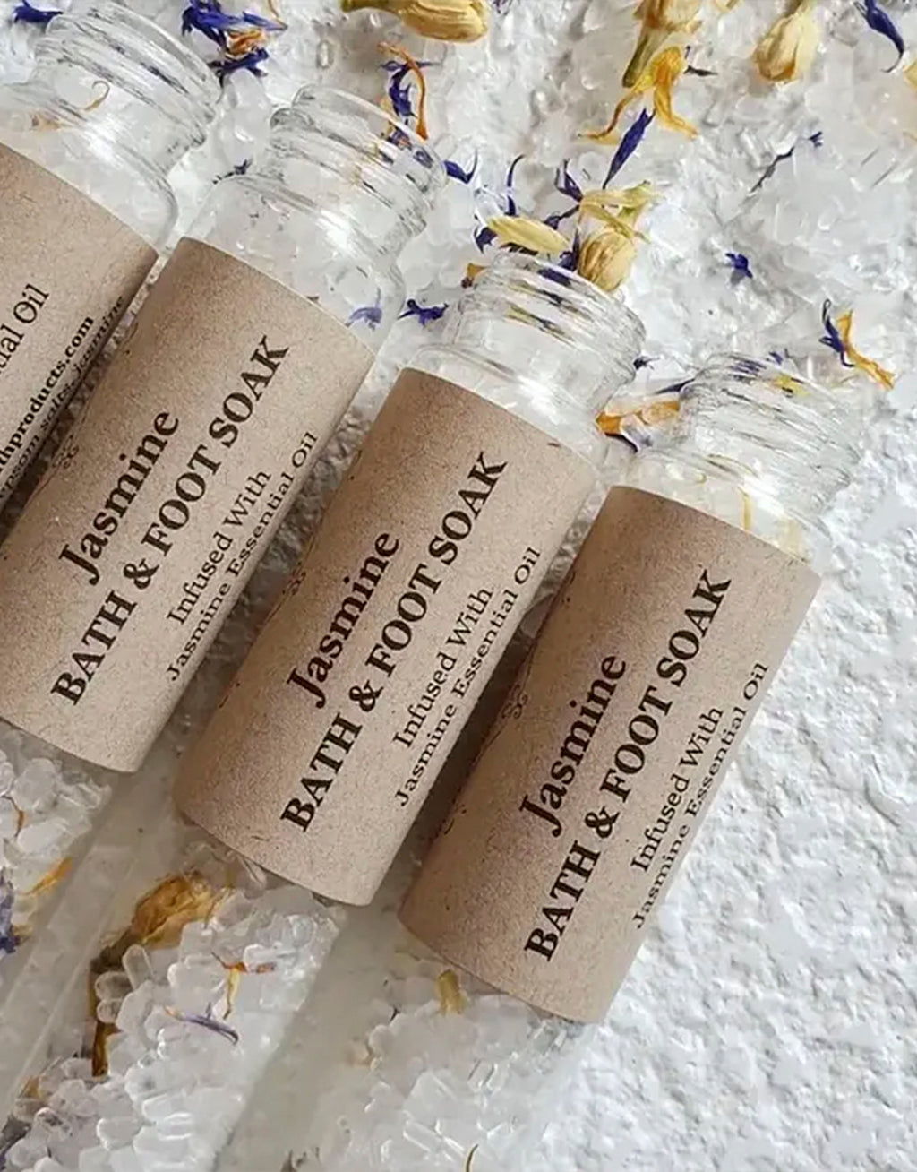 23DREAMS Bath & Foot Soak Tubes: Jasmine: Dried botanicals include jasmine buds, cornflower petals, calendula petals. Infused with jasmine essential oils.